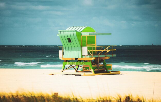 Miami Beach met badmeestertoren en kustlijn met kleurrijke wolk en blauwe lucht