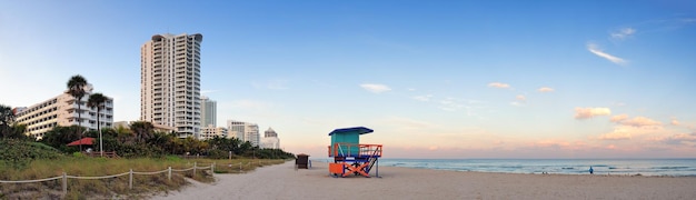 Foto panorama al tramonto di miami beach con torre del bagnino e hotel