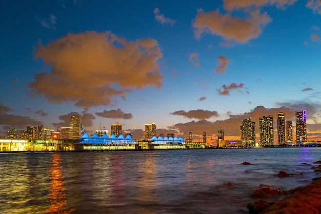 Город Майами. Панорама горизонта Майами в сумерках с небоскребами над морем. Ночной центр города сансет.