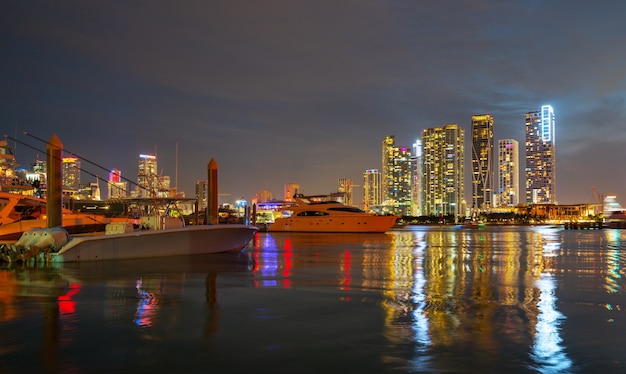 Miami city night skyline Miami stadsgezicht bij nacht