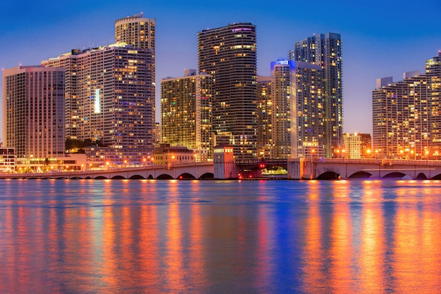 Miami city skyline gezien vanaf biscayne bay. de stadsnacht van miami.