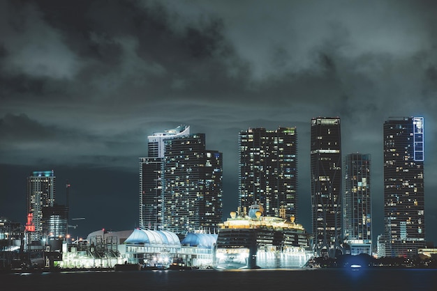 Miami cruiseschip in de haven van Miami bij zonsondergang met meerdere luxe jachten