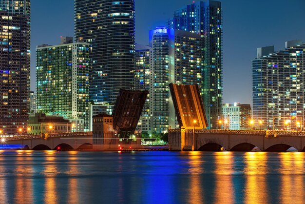 Orizzonte del centro di miami del centro di miami al crepuscolo in florida