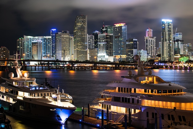 Miami Florida bij zonsondergang skyline van verlichte gebouwen en Macarthur Causeway bridge Miami downtown