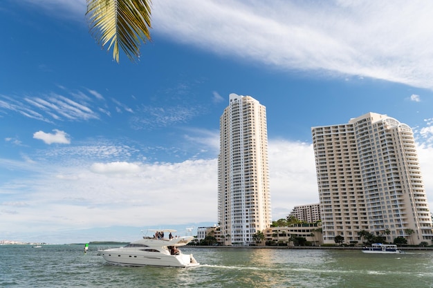 Miami Florida USA 30 januari 2016 luxe Miami Bay metropool met wolkenkrabber en jacht