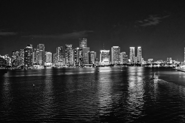 Miami Florida USA skyline op Biscayne Bay gloeiende uitzicht op het centrum van Miami