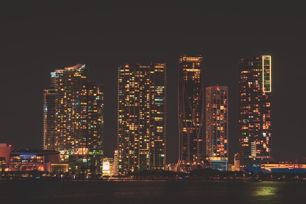 Miami, Florida, Usa skyline op Biscayne Bay, stad nacht achtergronden. Panoramisch uitzicht op de skyline en kustlijn van Miami.