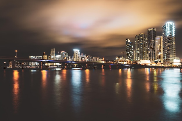 Miami nacht centrum. Bayside Miami Downtown MacArthur Causeway vanaf Venetian Causeway.