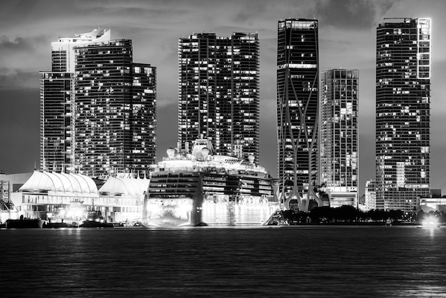 Miami night downtown Cruiseschip in de haven van Miami bij zonsondergang met meerdere luxe jachten Nachtzicht op cruiseschepen in de buurt van Miami Port