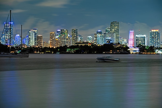 Notte di miami. vista panoramica dell'orizzonte e della linea costiera di miami, florida.