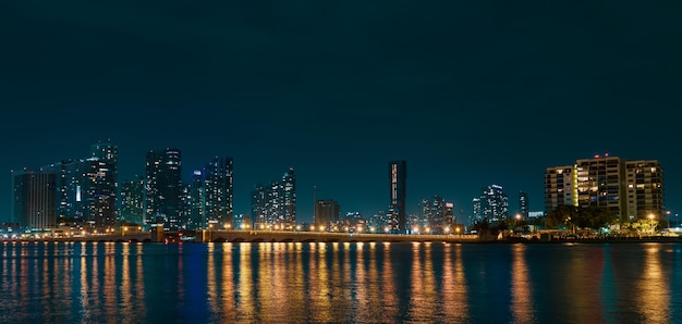 Miami night Panoramisch uitzicht op de skyline en kustlijn van Miami