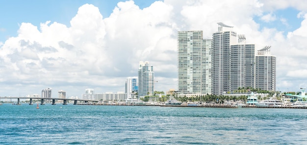 Miami skyline met wolkenkrabbers en brug over zee