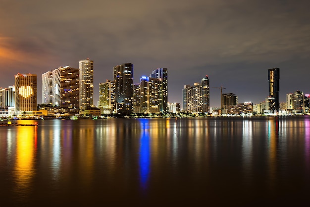 Miami skyline miami florida zonsondergang panorama met kleurrijke verlichte zakelijke en residentiële bouw...