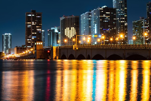 Panorama dell'orizzonte di miami con i grattacieli urbani notte della città di miami