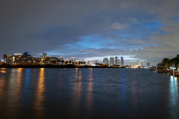 Miami skyline van de stad panorama met stedelijke wolkenkrabbers over zee met reflectie. De skyline van Miami.
