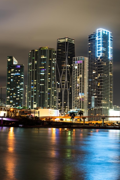 Miami Skyline van Miami Biscayne Bay reflecties hoge resolutie