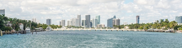 Майами, небоскребы и мост через море
