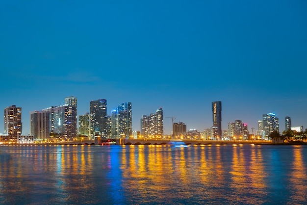 Miami stad Miami skyline panorama in de schemering met wolkenkrabbers over zee nacht centrum sanset
