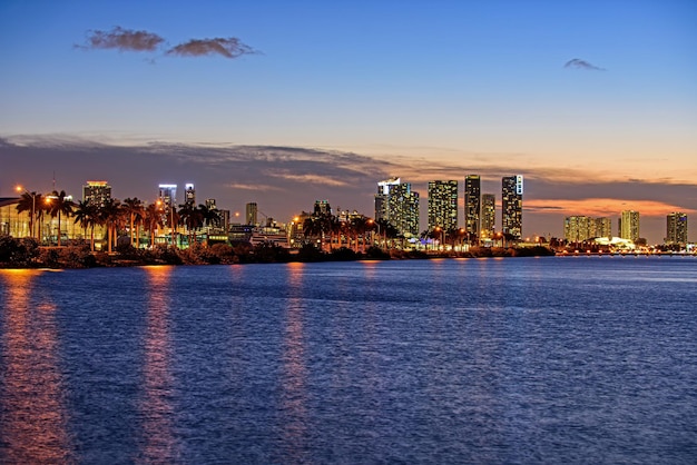 Miami stad nacht stad van Miami nacht panorama van het centrum van zakelijke wolkenkrabbers