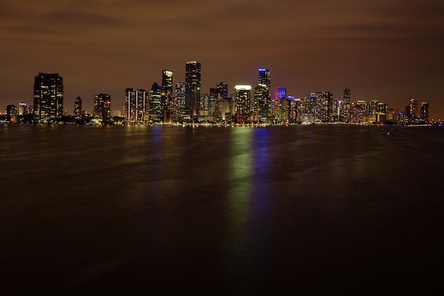 Miami stadsnacht Panoramisch uitzicht over Miami bij zonsondergang nacht in het centrum