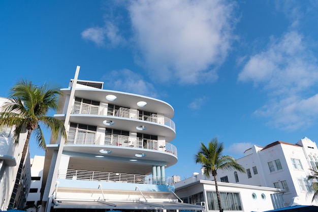 Miami, Verenigde Staten - 15 april 2021: South Beach hotelgebouwen aan Ocean Drive in Florida.