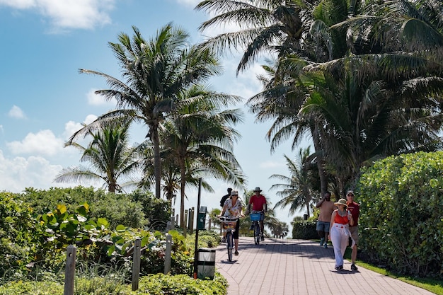 MIAMI, Verenigde Staten - 2 februari 2017 - mensen ontspannen in de waterkant van de strandpromenade van Miami