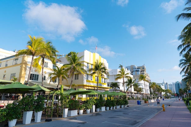 Miami, VS 15 april 2021 South Beach terrasjes en hotels langs Ocean Drive in Florida