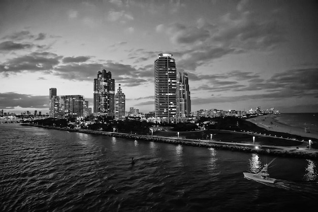 Miami wolkenkrabbers met blauwe bewolkte hemelwitte boot naast het centrum van miami luchtfoto