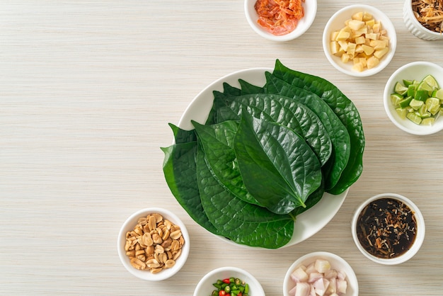 Miang kham - Een koninklijk aperitiefhapje - Het is een traditionele Zuidoost-Aziatische snack uit Thailand en Laos.