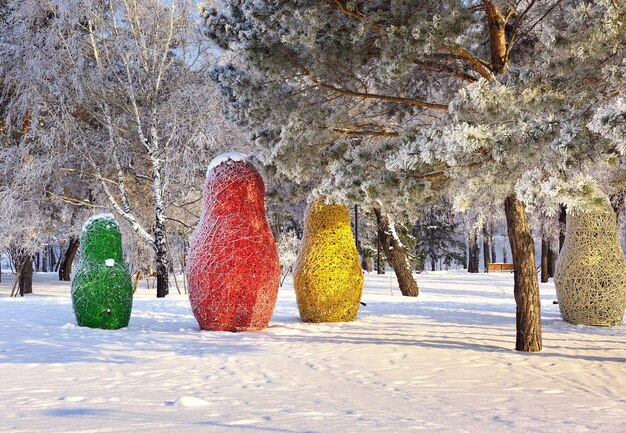 冬のマイケルのウォーターフロント。雪の吹きだまりの中で装飾的なマルチカラーのガーデン人形