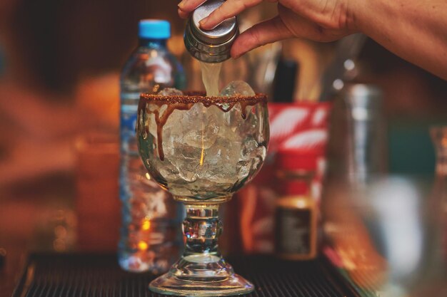 Foto michelada-drankjes en bardrankjes aan de bar in een restaurant alcoholische dranken