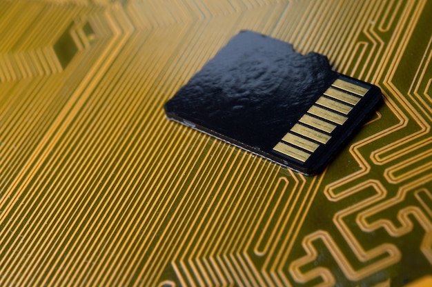 Foto scheda micro sd sullo sfondo del chip.