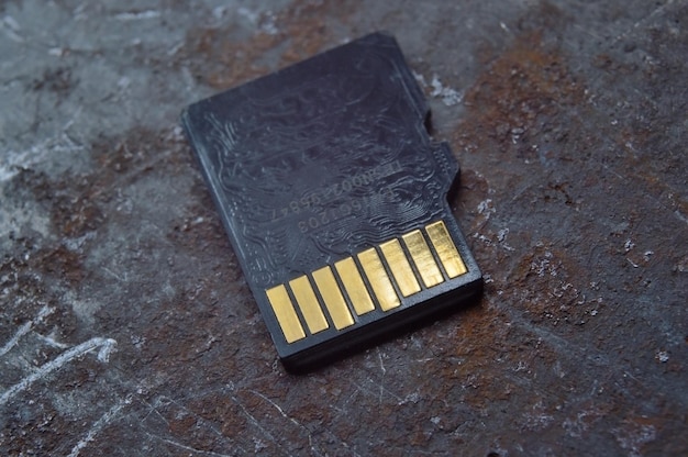 La scheda micro sd si trova su un primo piano di sfondo scuro