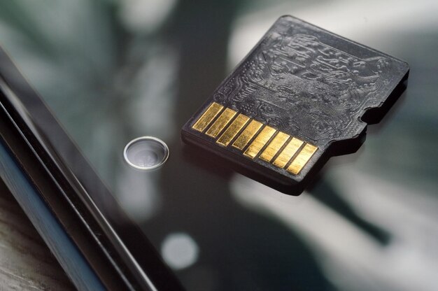 マイクロ sd カードは、スマートフォンの画面のクローズ アップにあります。