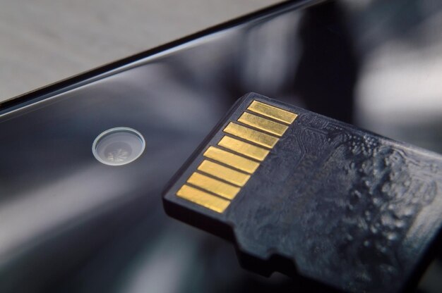 La scheda micro sd si trova sul primo piano dello schermo dello smartphone