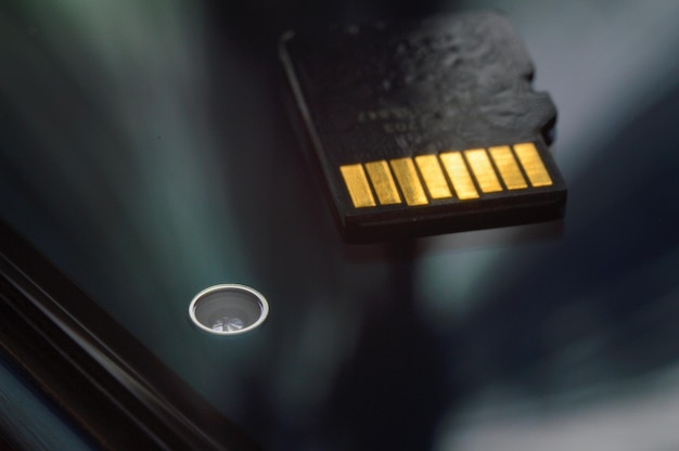 La scheda micro sd si trova sul primo piano dello schermo dello smartphone