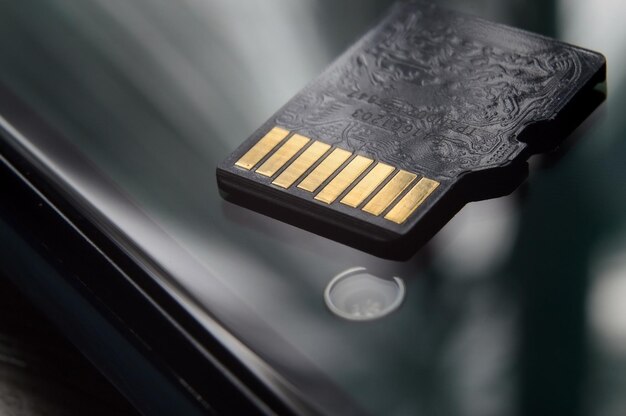 Карта Micro sd лежит на крупном плане экрана смартфона