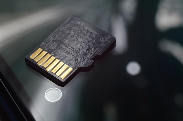 Карта Micro sd лежит на крупном плане экрана смартфона