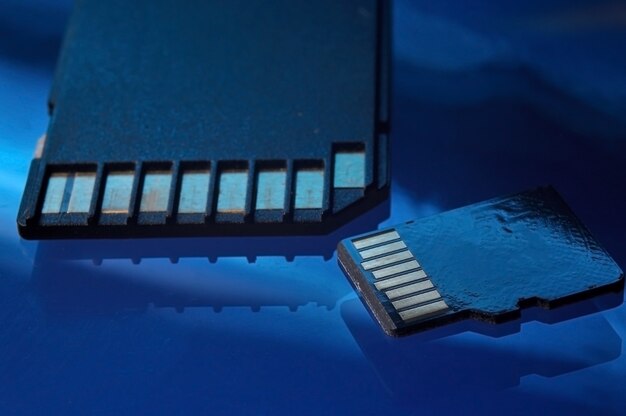 Micro sd flash drive en adapter ervoor close-up.