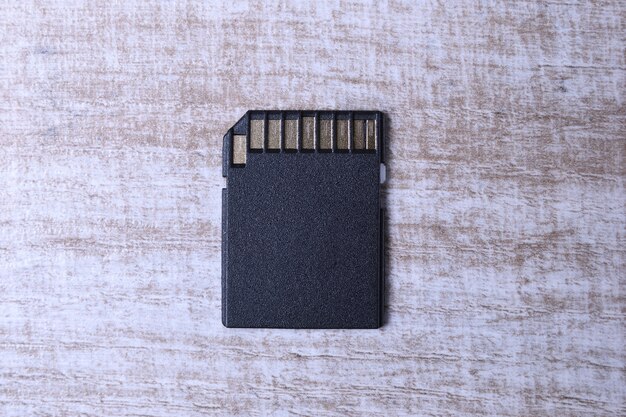 Micro SD-geheugenkaartadapter op de houten tafel. detailopname