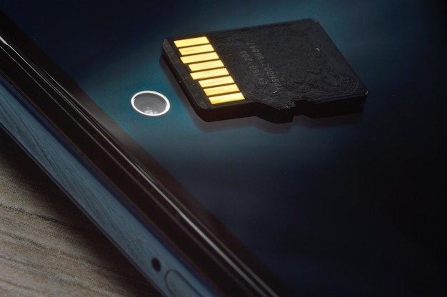 Micro SD-kaart ligt op de close-up van het smartphonescherm