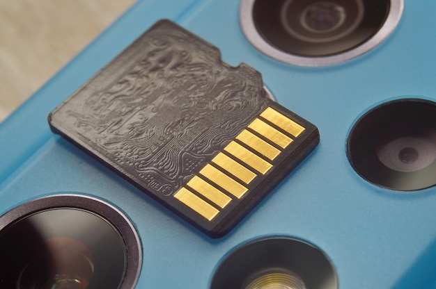 Micro sd-kaart ligt op het blok van smartphonecamera's close-up