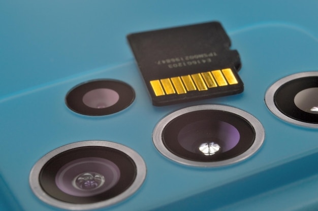 Micro SD-kaart ligt op het blok van smartphonecamera's close-up