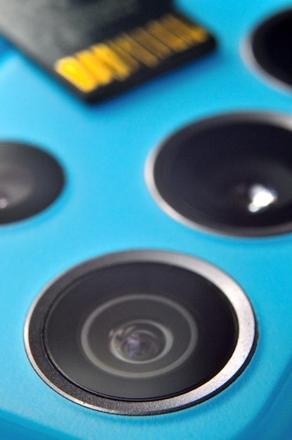 Micro SD-kaart ligt op het blok van smartphonecamera's close-up