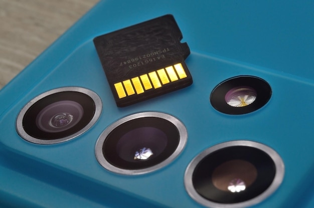 Micro SD-kaart ligt op het blok van smartphonecamera's close-up