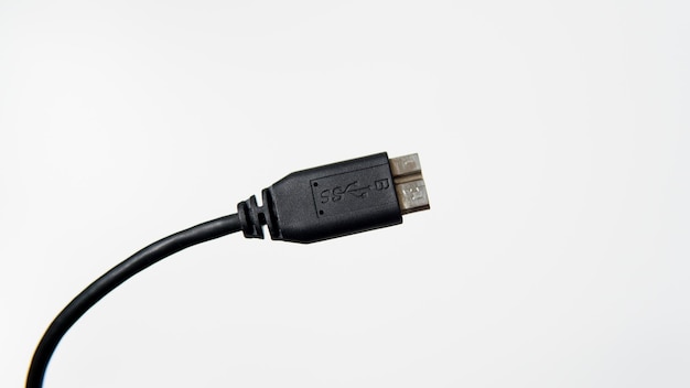 Микро-USB кабель на белом фоне