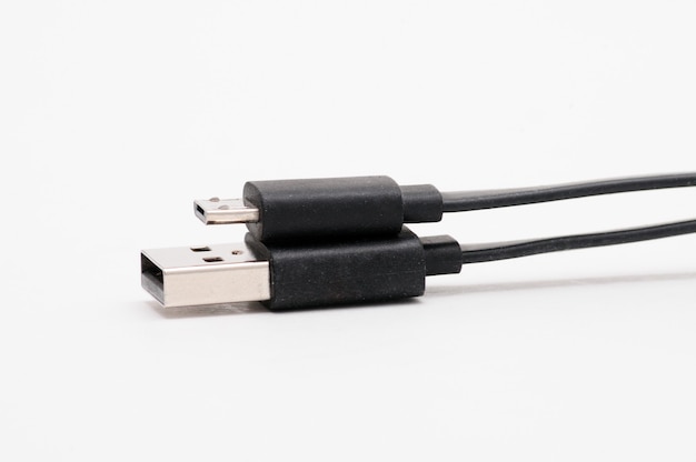 Micro USB-kabel USB-adapter op geïsoleerde witte achtergrond