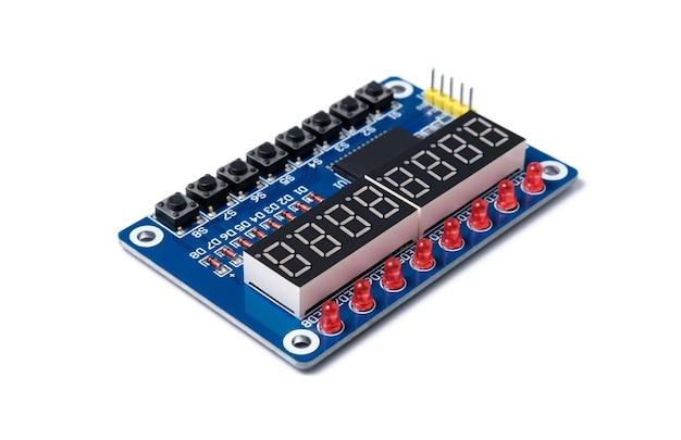 Микросхема с дисплеем кнопок и красными светодиодами на белом фоне