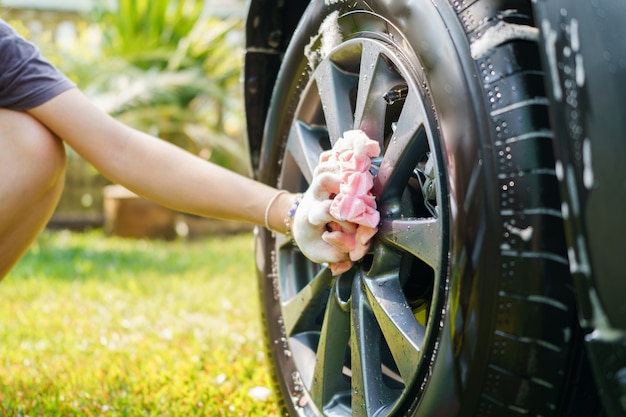 Microfiber doekje voor in de hand voor het wassen van de auto. Concept desinfectie en antiseptische reiniging