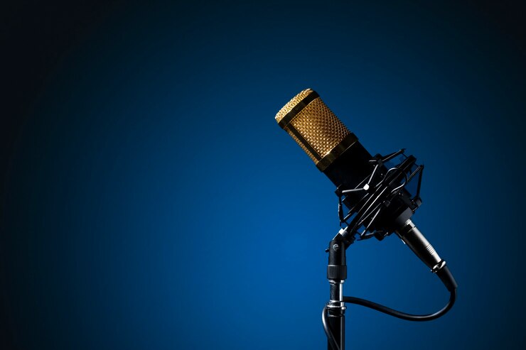 microfono profesional para podcast met fondo azul